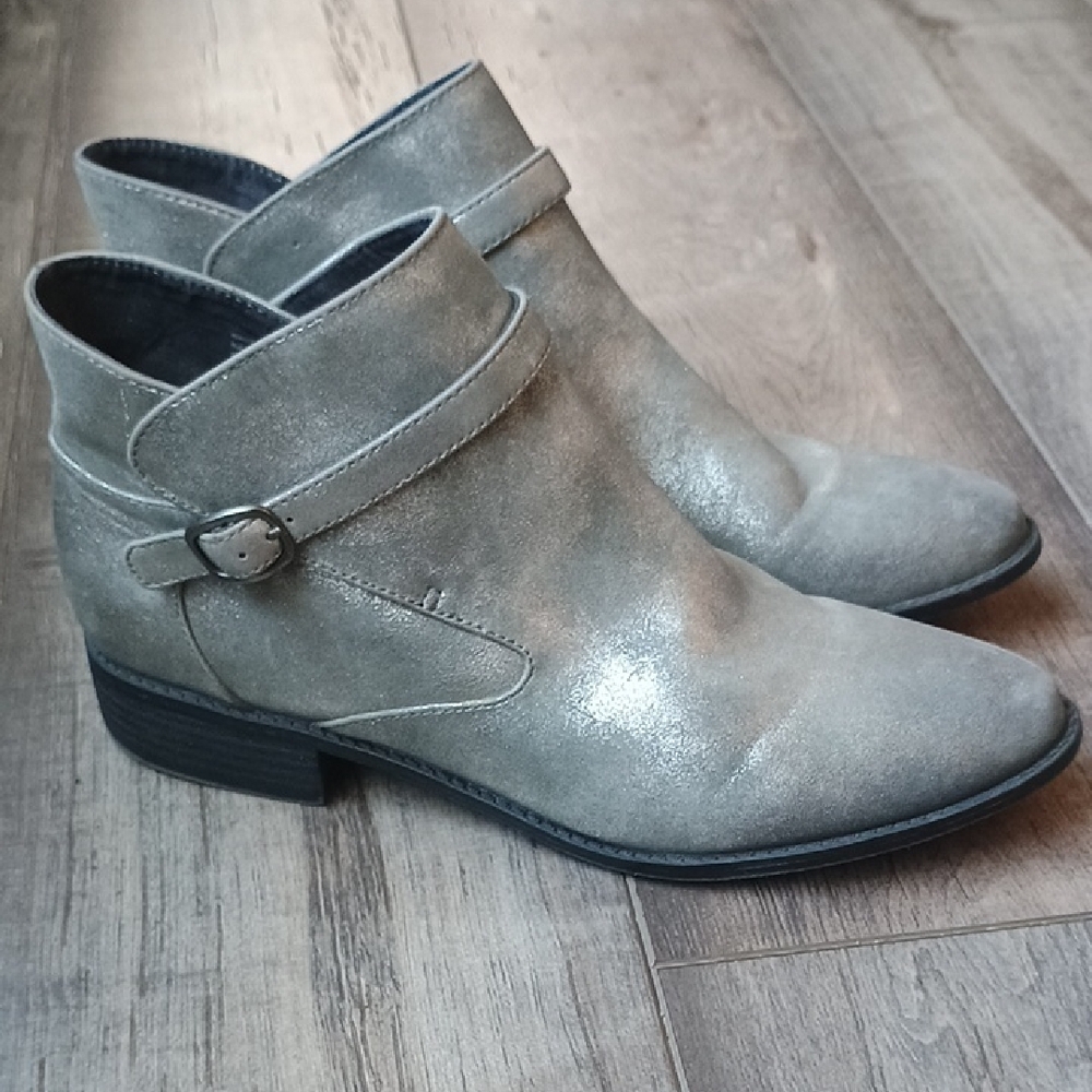 BC Footwear Metallic Silver Ankle Booties - Picture 3 of 8